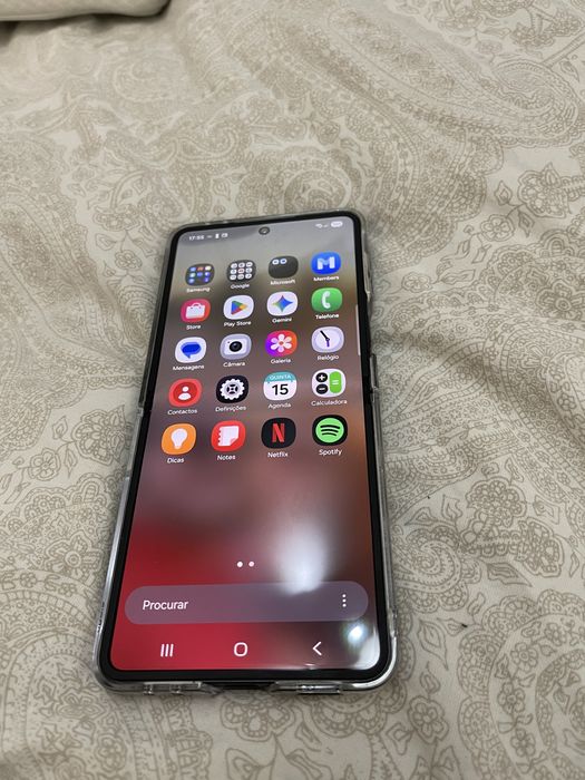 Samsung Z Flip 7 256GB + Galaxy Buds Fe