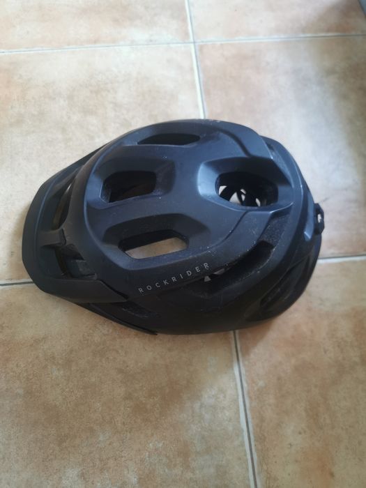 Capacete de proteção e rodinhas