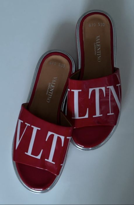 Ładne klapki VALENTINO