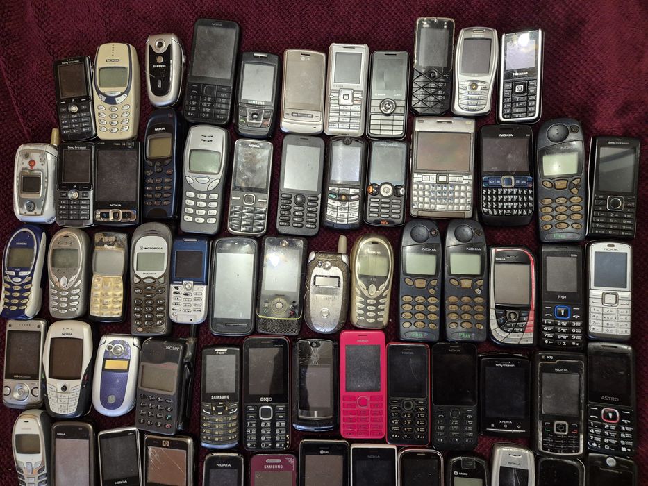 Мобільні телефони лотом