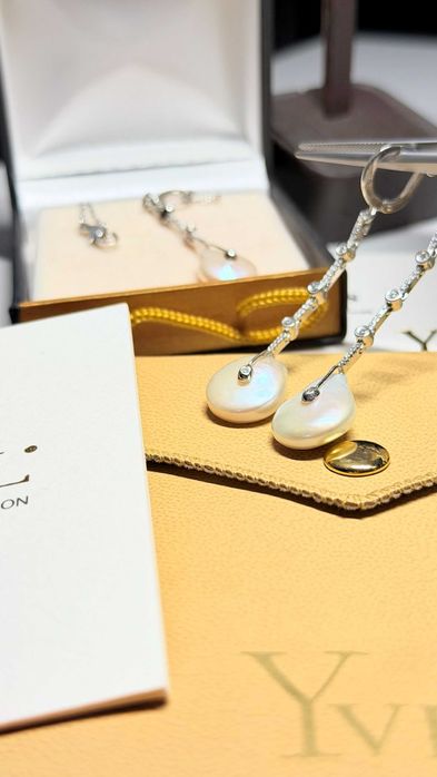 кулон та сережки з білого золота з діамантами та перлинами