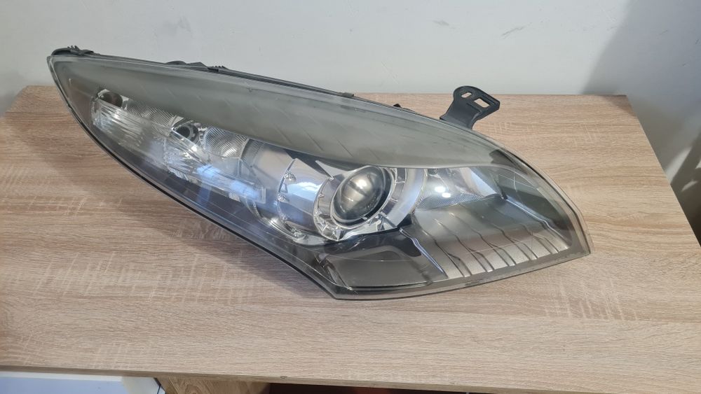 Renault megane 3. Передня правая фара(адаптивний ксенон). Оригінал