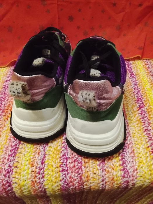 Продам жіночі кросівки в хорошому стані,на флісі