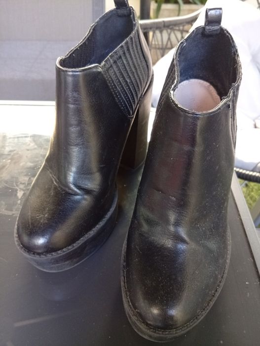 Sapatos botins com salto compensação