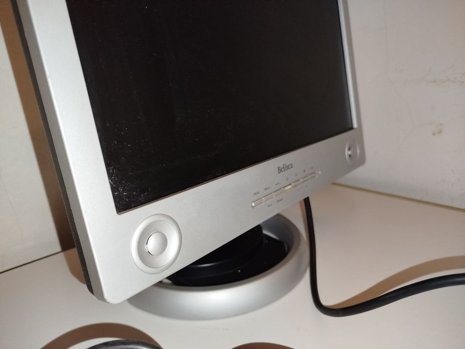 Monitor de computador com colunas de som incorporadas