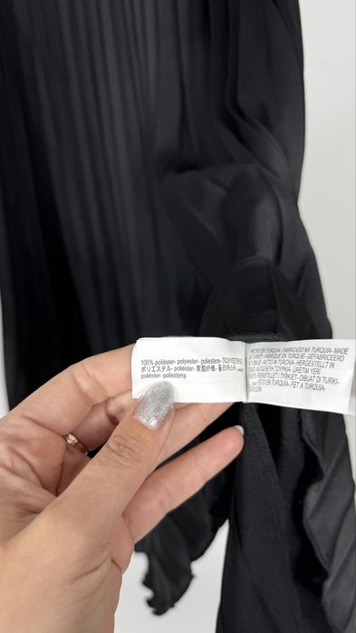 Satynowana czarna plisowana spódnica M Zara