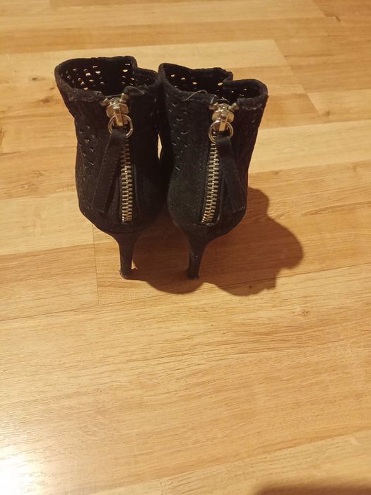 Ażurowe, zamszowe botki Zara Basic