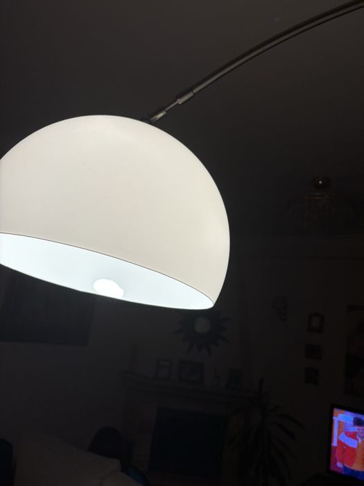 Candeeiro de pe com base preta em granito