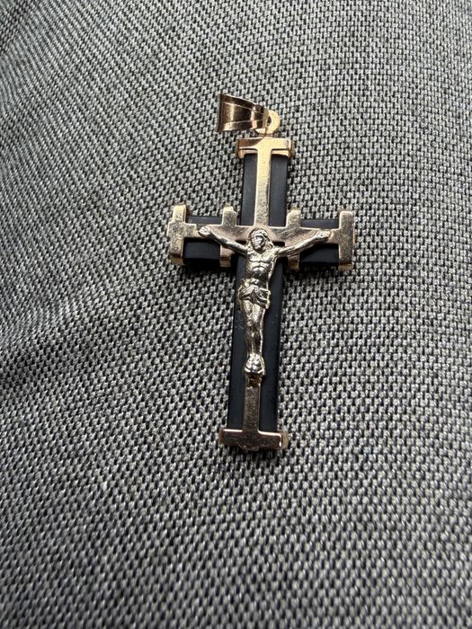 Золотий хрест із розп’яттям — поєднання віри, стилю та характеру.