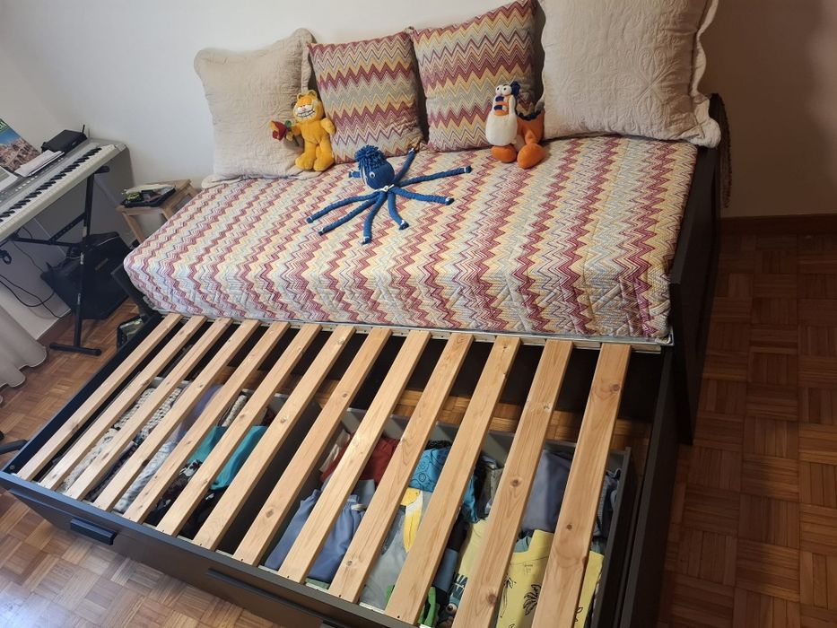Cama com arrumação, com colchão