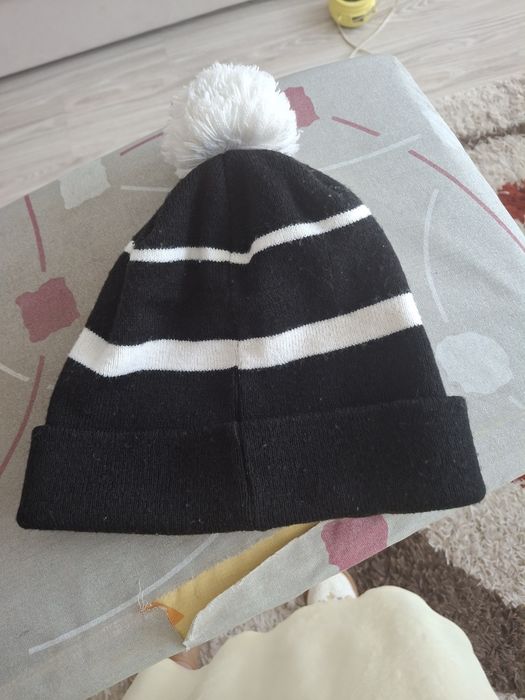 Czapka z pomponem czarna