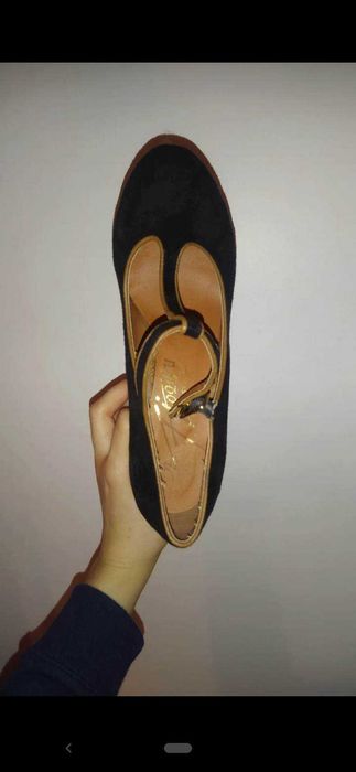 Sapatos de plataforma pretos e azuis