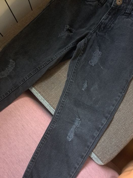 Spodnie jeansowe z dziurami 116
