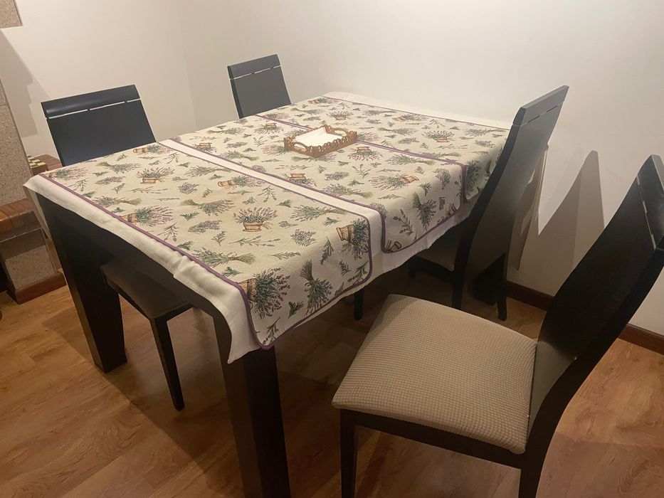 Mesa de sala de jantar com cadeiras de oferta