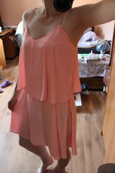 brzoskwiniowa sukienka z falbanką waterfall atmosphere s m uni szyfon