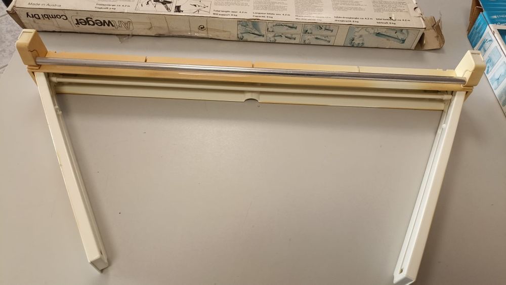 Estendal extensível de fixar à parede