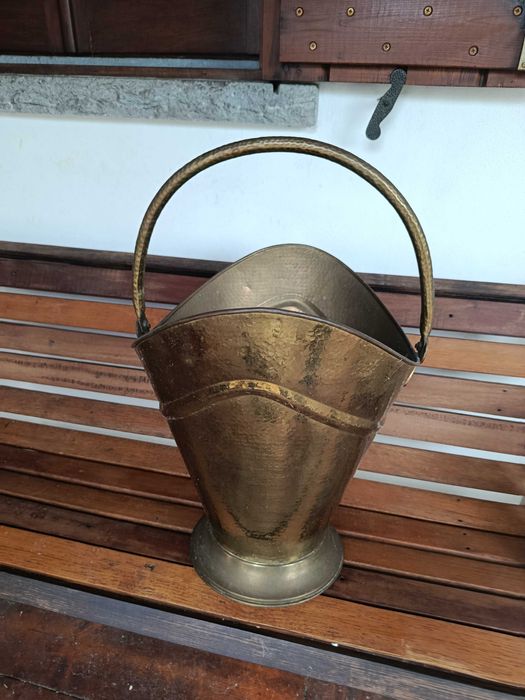 Cesto para lenha tradicional em latão