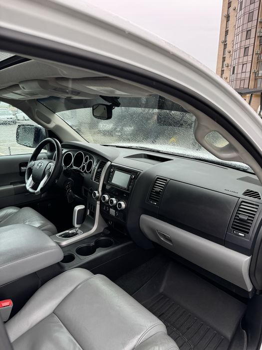 Toyota Sequoia 2014 ГАЗ/БЕНЗИН