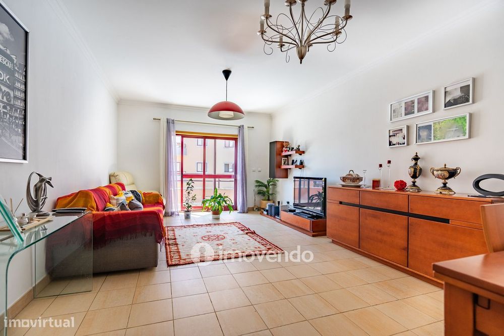 Apartamento T3 com áreas amplas, varandas e arrecadação, em Alverca