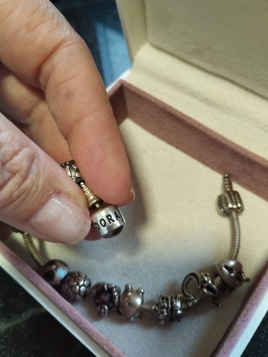 Pulseira Pandora, com 11 peças originais.