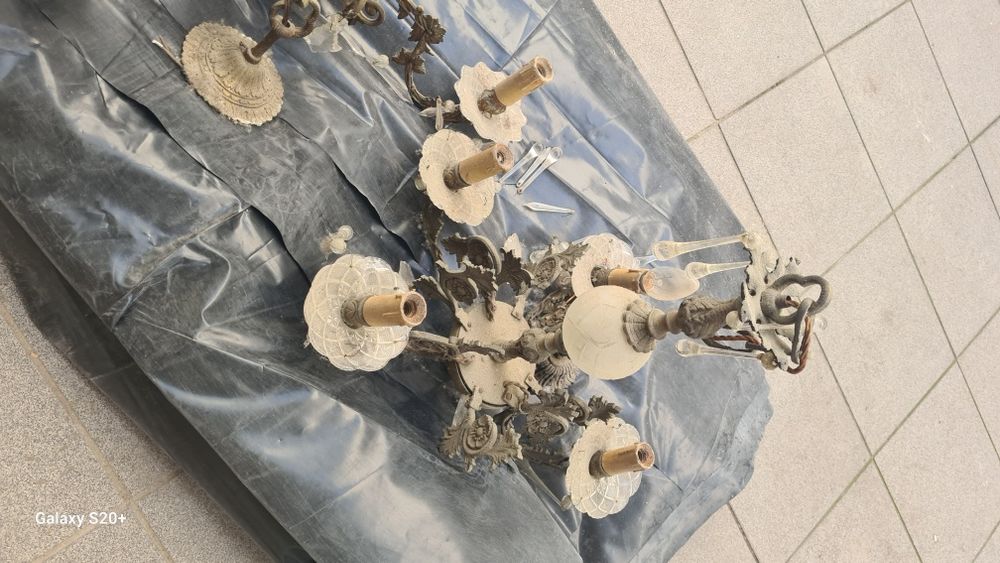 Candeeiro de tecto com 4 velas, vidrinhos e metal. Muito antigo.