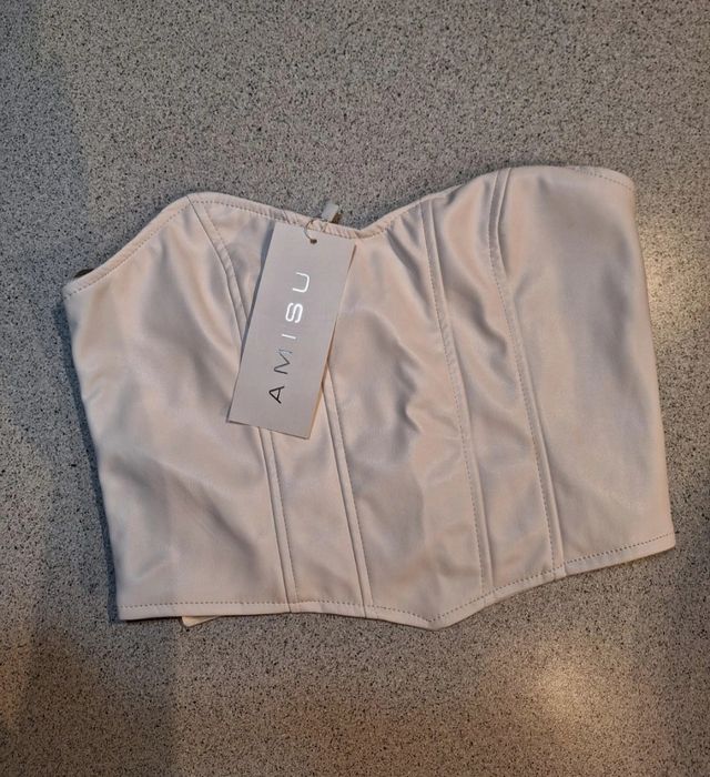 Piekny biały gorset