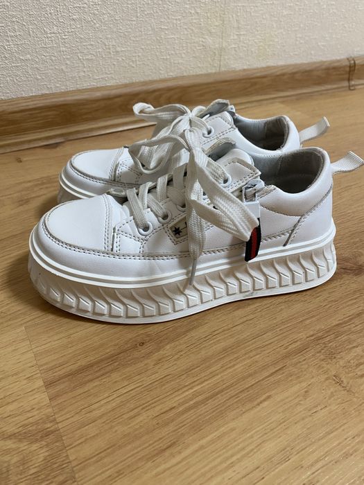 Кросівки на дівчинку