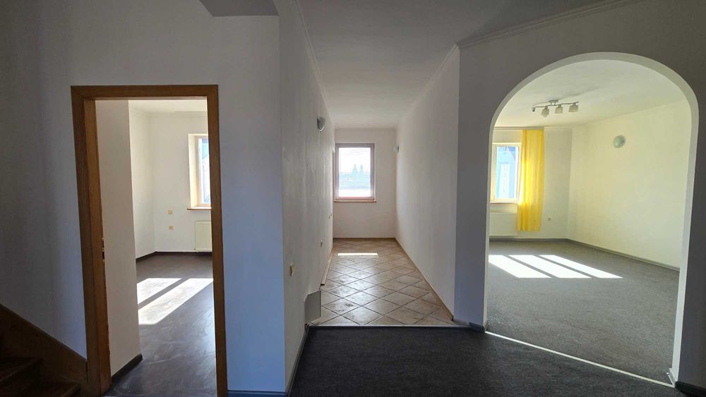 Добротний напівособняк з ремонтом та ділянкою у чудовому місці