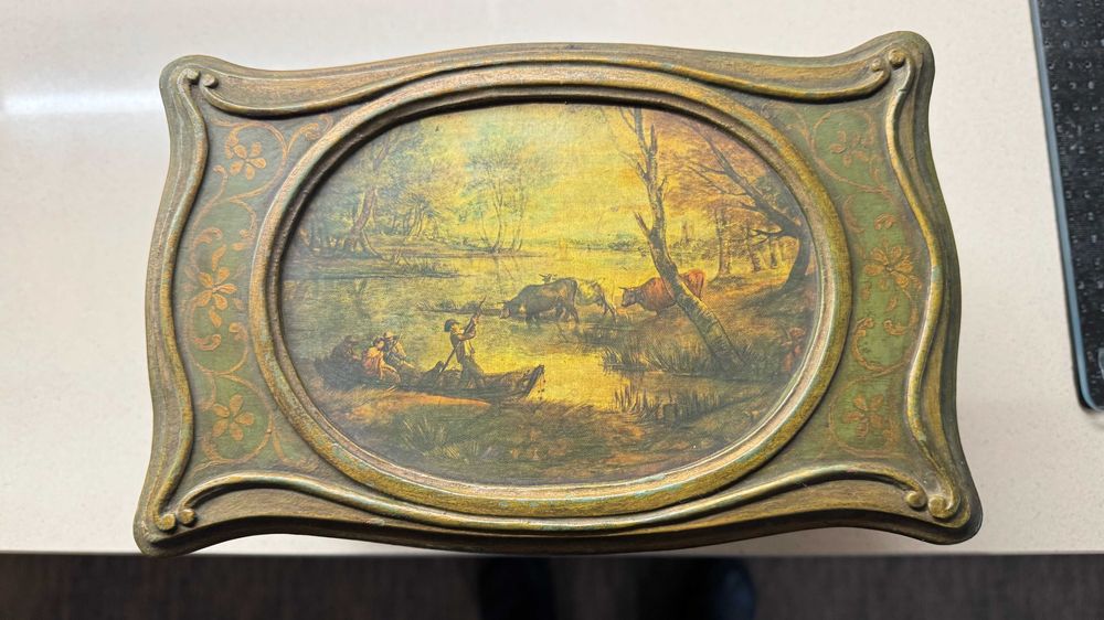 Caixa de joias em madeira com pinturas desenhadas à mão