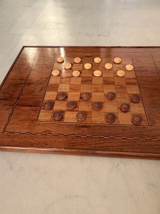 Antigo Tampo / Tabuleiro de Mesa de Jogos Reversível (Xadrez, Damas e Gamão) em Madeira Nobre + 24 Peças