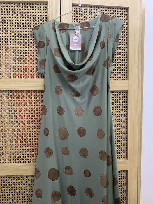 Vestido verde com bolinhas castanhas