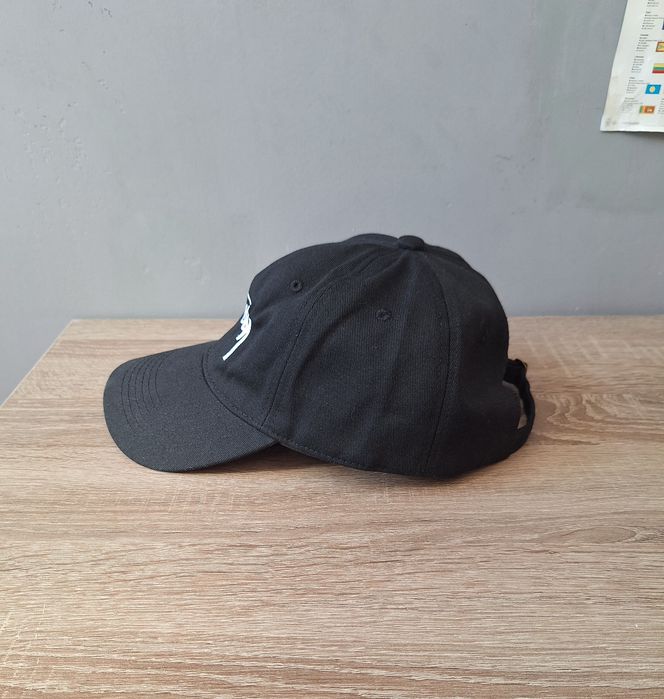 Czarna kaszkietówka Stussy