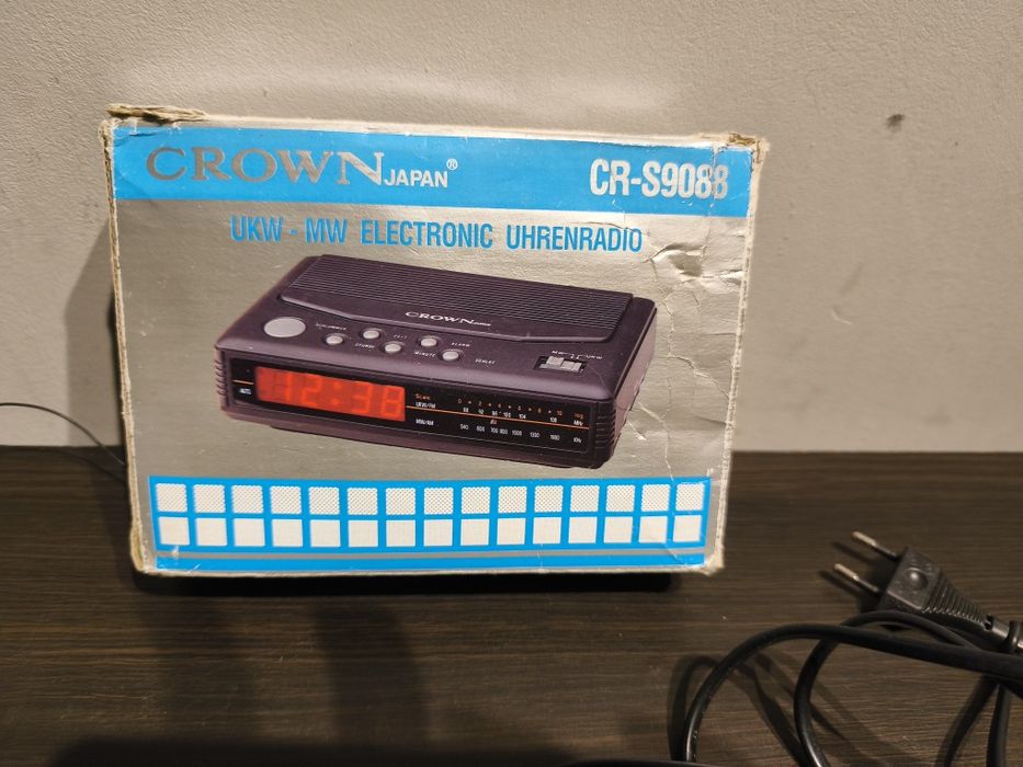 Małe radio z zegarkiem