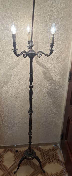 Candeeiro clássico de pé alto