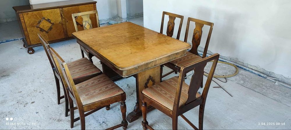 Drewniany rozkladany stół z 6 krzesłami.