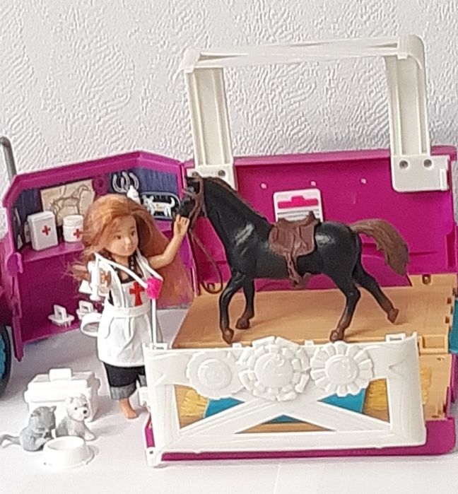 Игровой набор "Ветеринарный центр" с куклой, лошадкой и машинкой