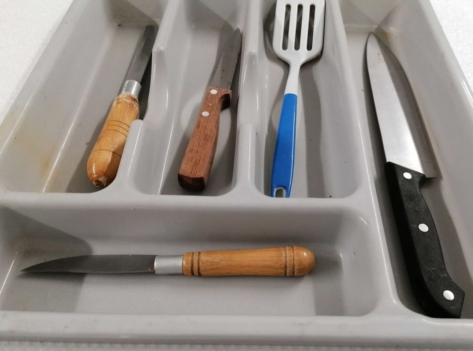 Facas cozinha e tabuleiro gaveta, tudo por 7.5€