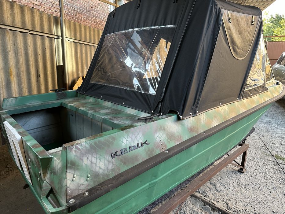 Лодка Крым с документами после покраски транец выворен под длинную ногу новый тент помпа ходовые огни рулевой редуктор привальный брус