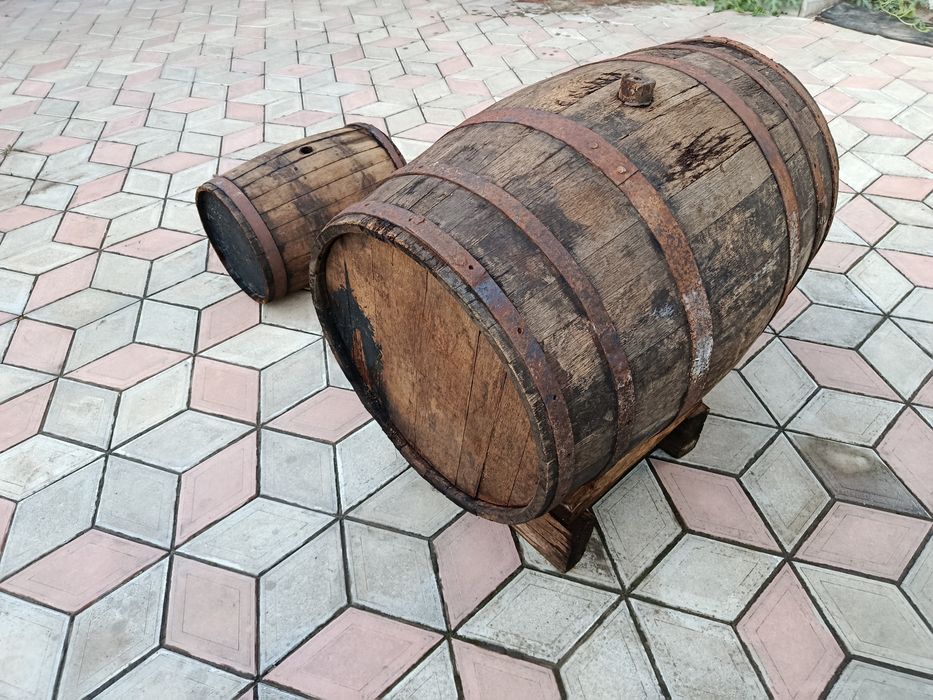 Продам бочку дубову 200 л. 50 л.