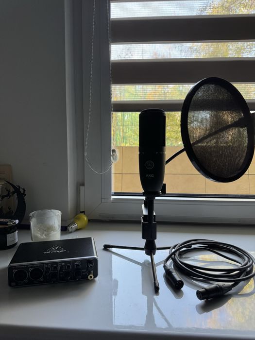 Zestaw mikrofon AKG p120 + behringer umc202hd + tripod z popfiltrem