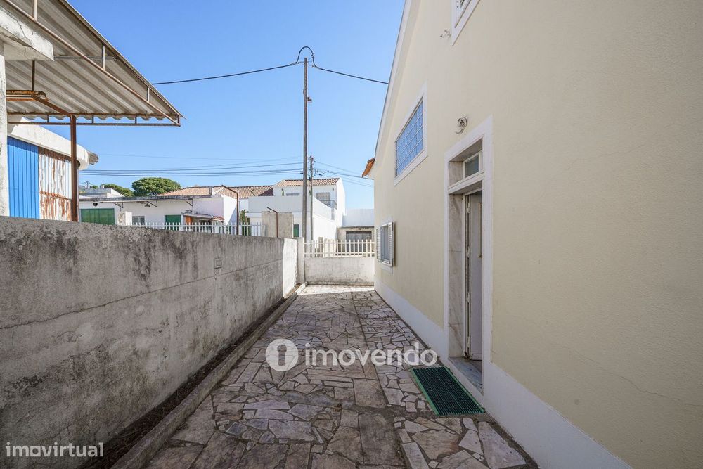 Moradia T4 com garagem e próxima da praia, na Charneca da Caparica