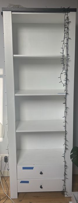 Biała szafka malowana od zewnatrz