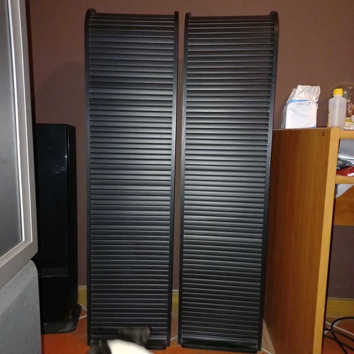 Porta cds de madeira em preto com porta deslizante