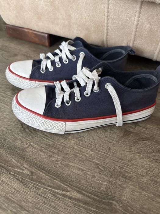 Продам кеды на мальчика.