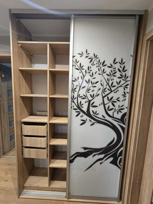 Szafa ze szklanymi  drzwiami