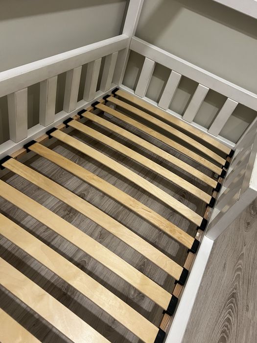 Łóżko  drewbiane białe domek 140x80cm stelaż białe