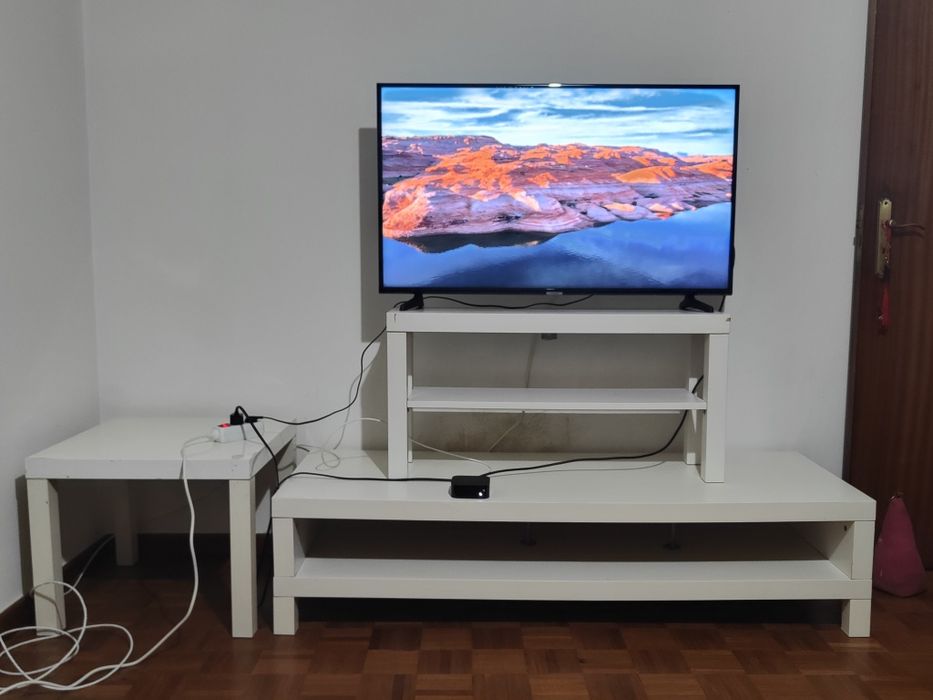 Smart TV 4K 55' + rack IKEA+ mesa de centro IKEA