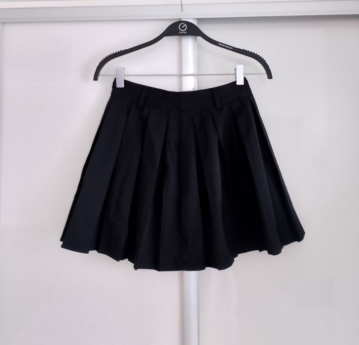 Czarna plisowana spódniczka mini preppy tenisowa XS 34
Długość 39,5 cm
Szerokość w pasie 31,5 cm