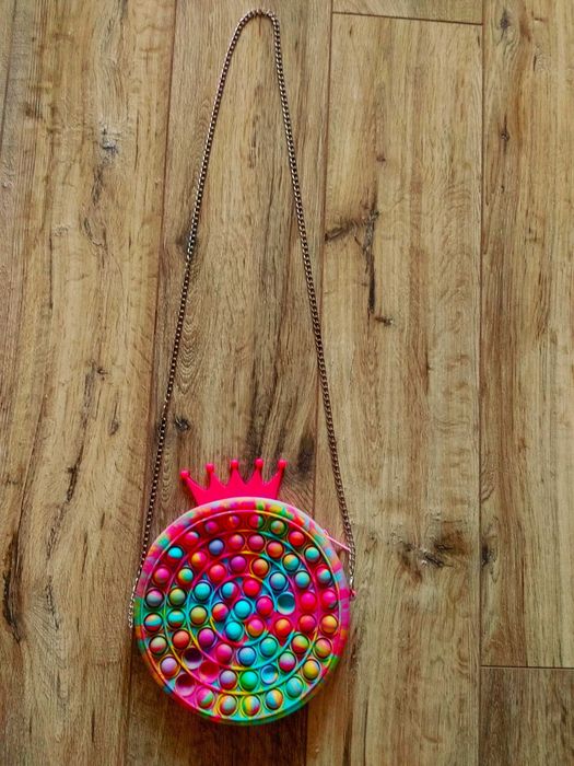 Urocza torebka sensoryczna dla dziewczynki na łańcuszku Pop It