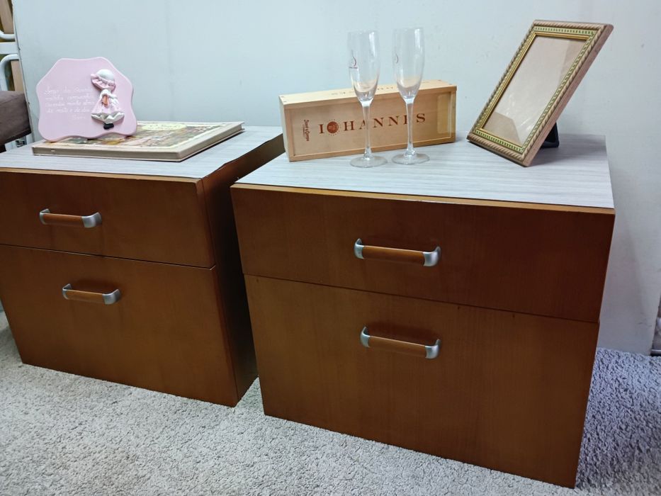 Par de mesinhas de cabeceira / camiseiro, medidas:60/42cm/50cm altura.